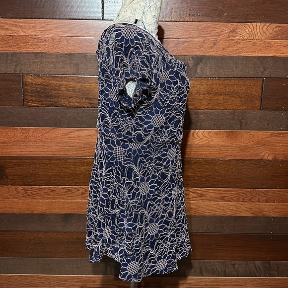 Motherhoo Maternity Stretchy Scoop Neck Short Sleeve Embroidered Floral Blouse - Picture 6 of 9